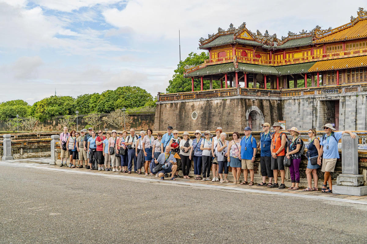 Đông đảo du khách đến tham quan Đại nội Huế sau nhiều ngày tạm ngừng đón khách do mưa lũ. Ảnh Q.H.
