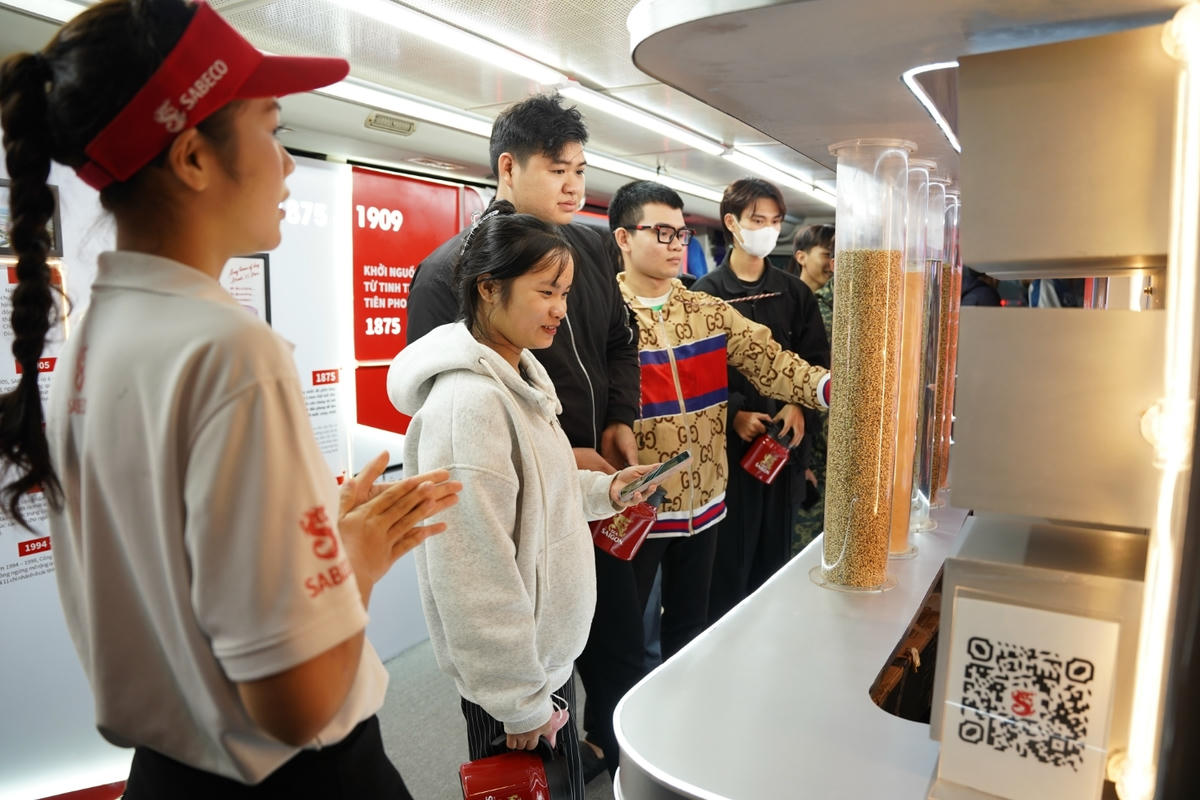 Người dân tham quan và tìm hiểu về hành trình 150 năm di sản của SABECO trên mô hình xe buýt hai tầng