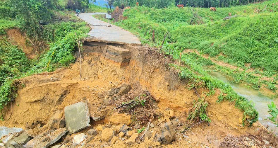 Tại tuyến đường ĐH5, đoạn qua cống Đồng Xạ bị sạt lở nghiêm trọng. Ảnh: CV.