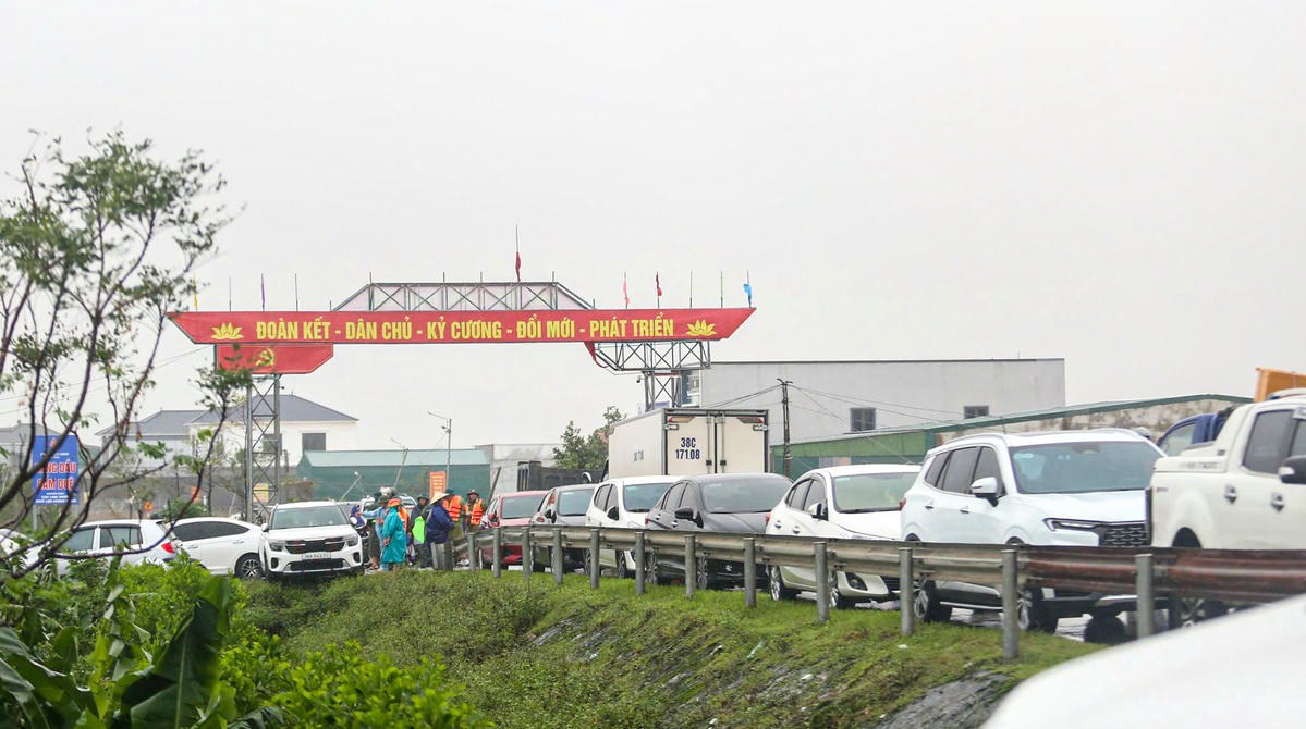 Hàng trăm hộ dân khẩn trương đưa ô tô, xe máy, máy móc, vật nuôi lên nơi cao để bảo vệ tài sản trước nguy cơ nước tiếp tục dâng. Ảnh: Cẩm Kỳ 