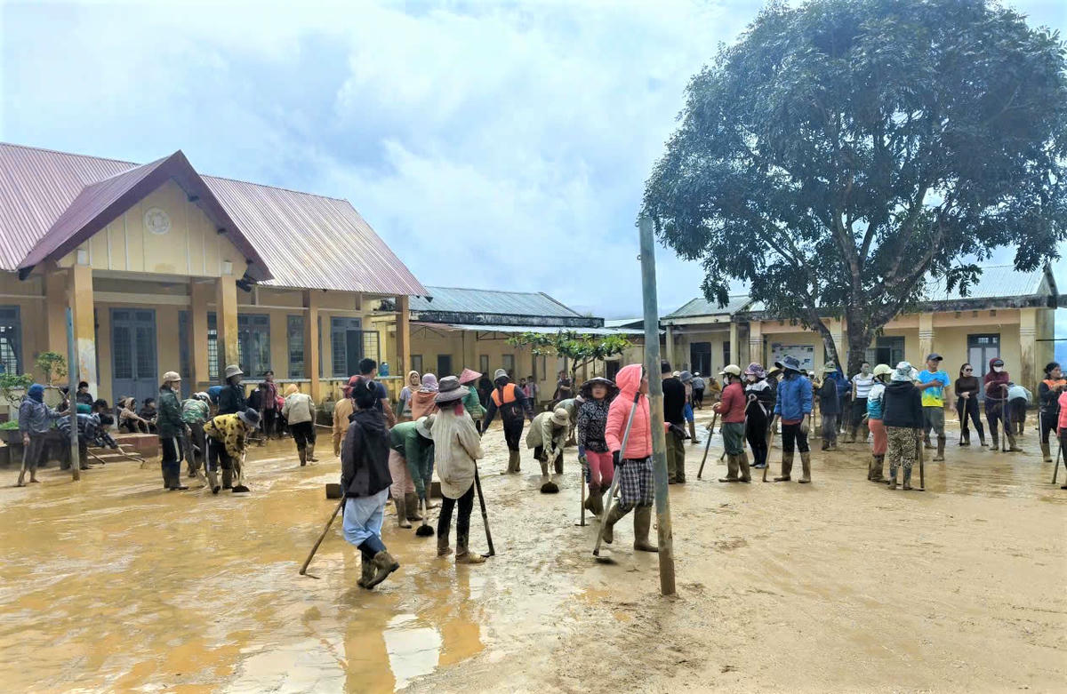 Phụ huynh cùng thầy, cô giáo của Trường TT-THCS Đăk Man dọn dẹp bùn đất. Ảnh: CV.