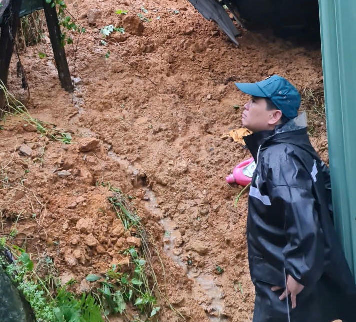 Đất đá sạt lở tràn vào nhà của người dân ở khu dân cư thôn Phú Nhơn. Ảnh: CV.