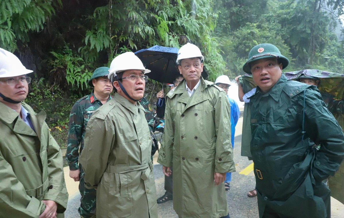 Phó Chủ tịch UBND TP Đà Nẵng Trần Nam Hưng (ở giữa đeo kính) kiểm tra điểm sạt lở trên quốc lộ 40B. Ảnh: Chí Đại.