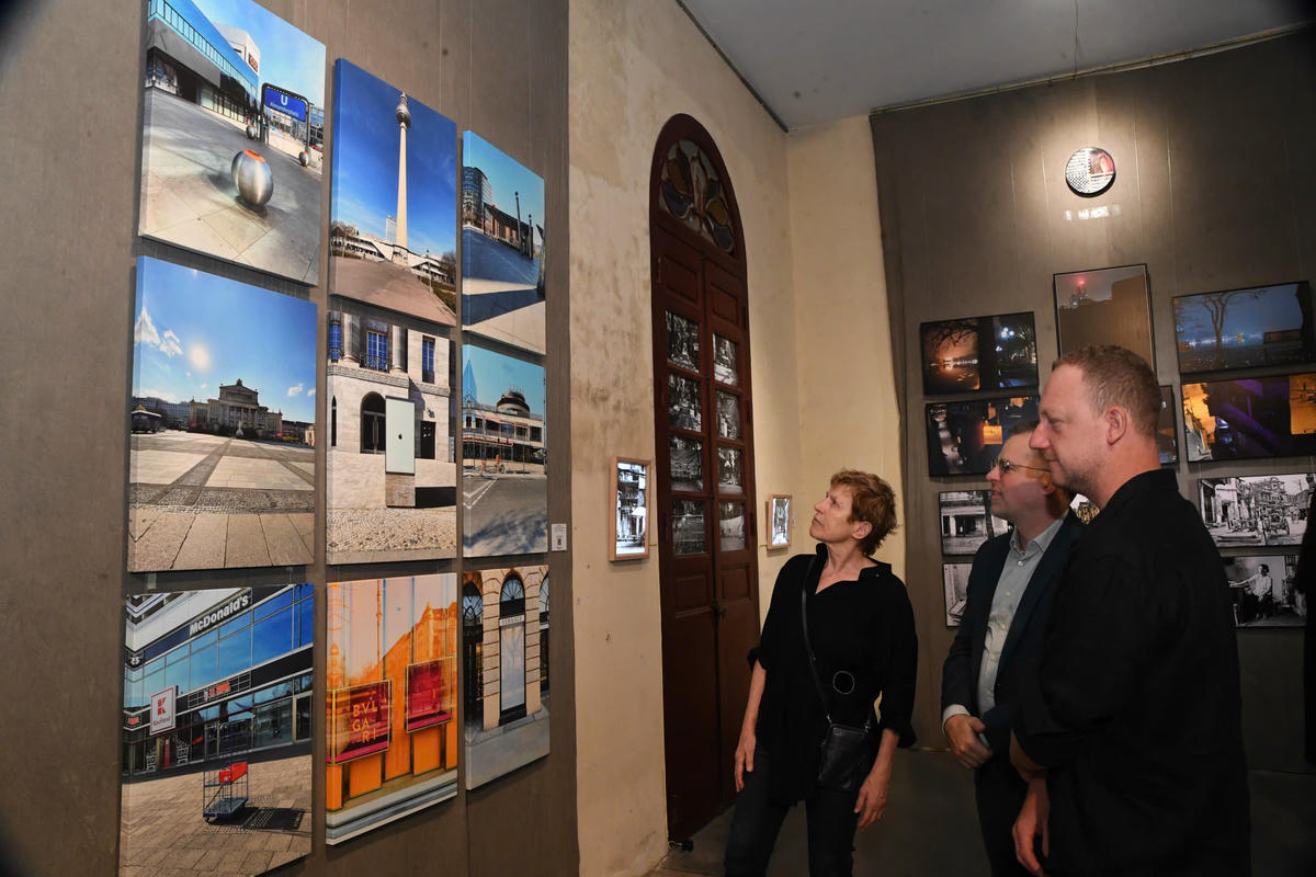 Trong khuôn khổ lễ khai mạc đã diễn ra triển lãm "Hoài niệm về những thành phố". Ảnh: Phạm Sỹ.