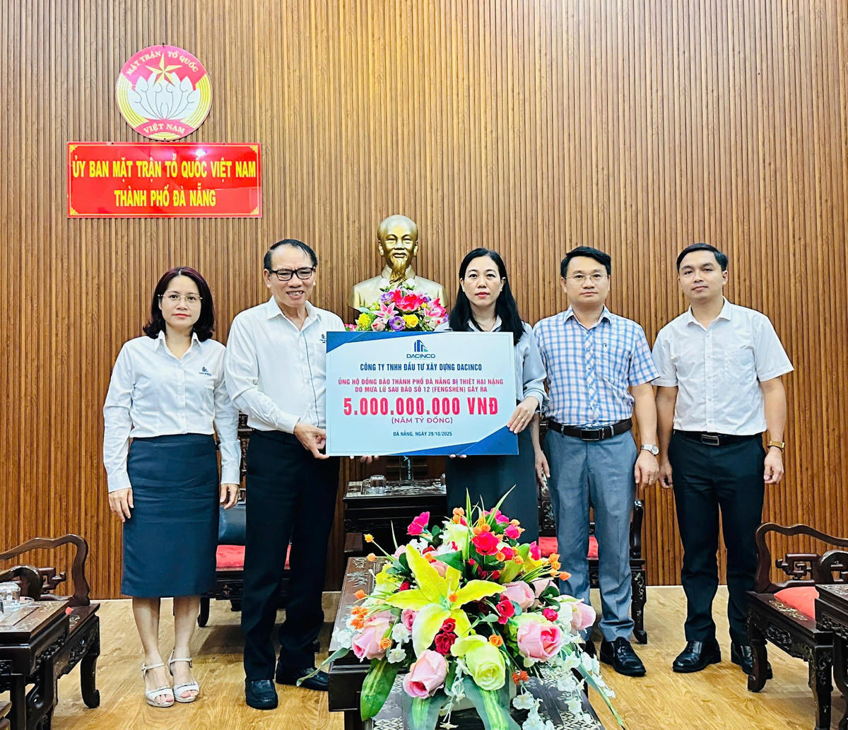 Lãnh đạo Ủy ban Mặt trận Tổ quốc Việt Nam TP Đà Nẵng tiếp nhận tiền hỗ trợ cho người dân thiệt hại mưa lũ. Ảnh: Chí Đại.