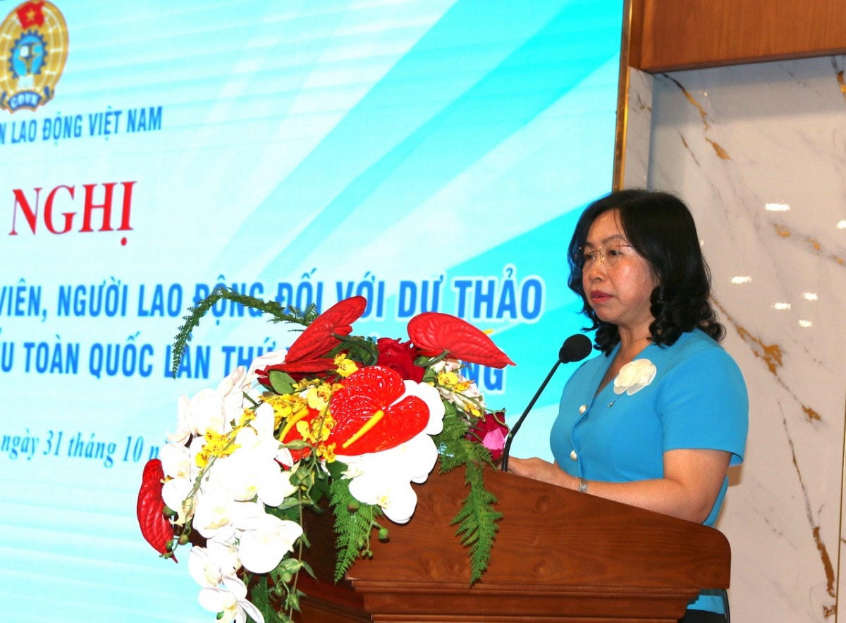 Phó Chủ tịch Thường trực Tổng Liên đoàn Lao động Việt Nam Thái Thu Xương phát biểu khai mạc hội nghị. Ảnh: X. T