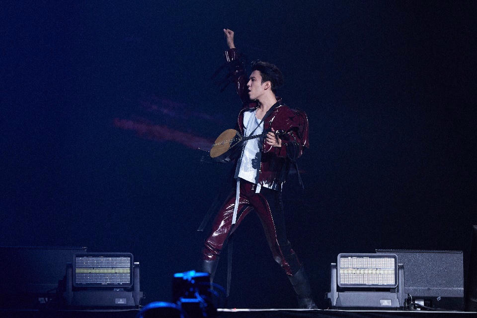 Dimash Kudaibergen: Tại sao cả thế giới “phát cuồng” trước một giọng hát?