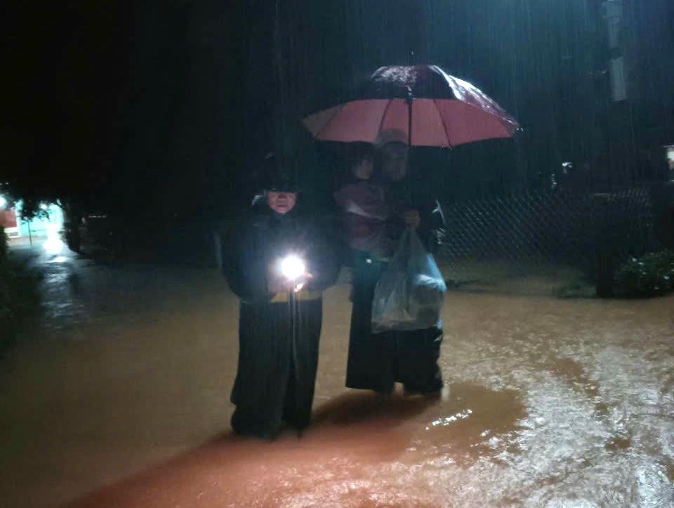 Người già, trẻ nhỏ được lực lượng chức năng xã Cẩm Duệ đến tận nhà đưa lên thuyền sơ tán. Ảnh: CD.