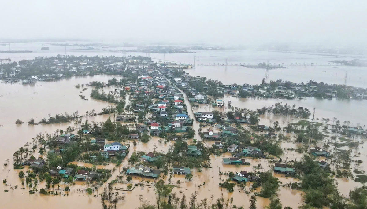 Trước diễn biến mưa lớn kéo dài, mực nước sông Ngàn Mọ tiếp tục dâng nhanh, cùng với hồ Kẻ Gỗ xả tràn khiến nhiều khu dân cư vùng hạ du bị ngập sâu. Ảnh: Cẩm Kỳ 