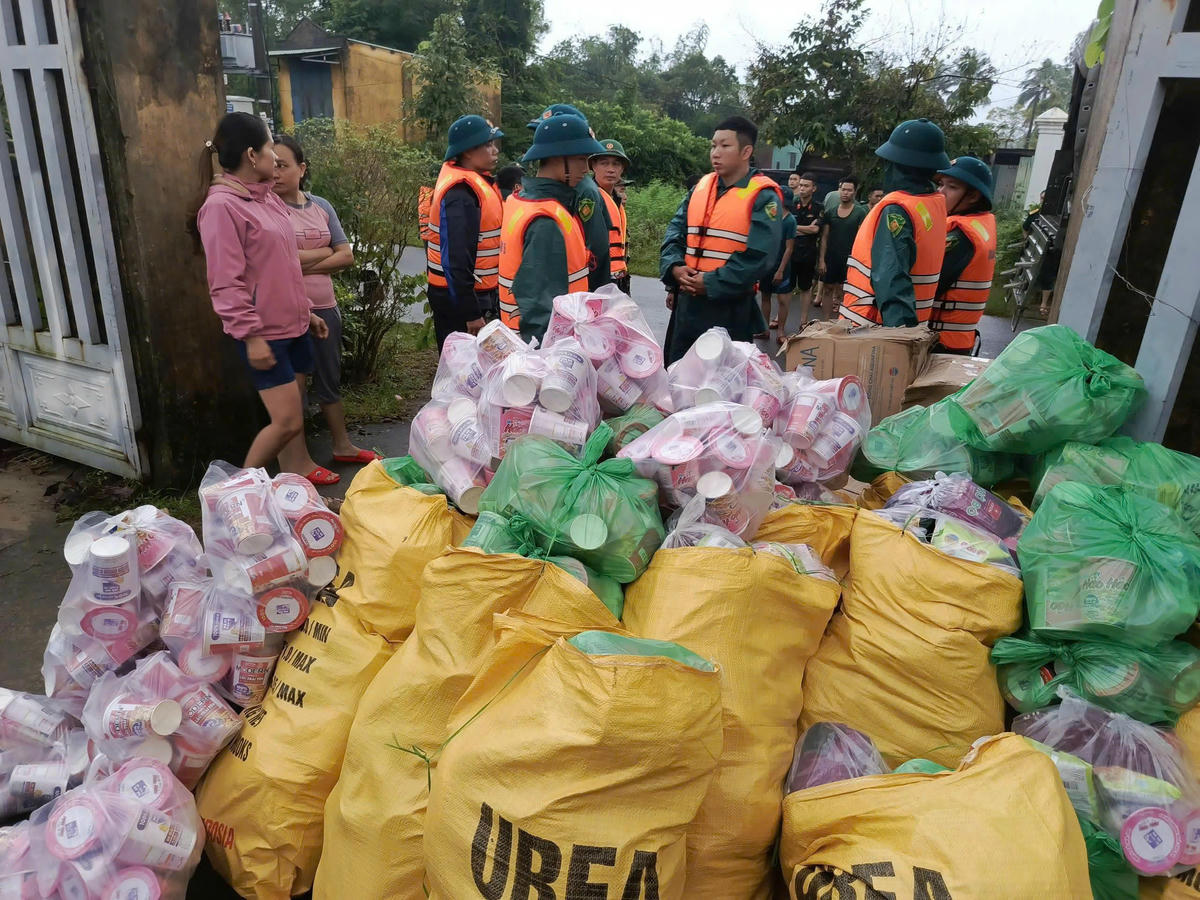 Bộ Chỉ huy quân sự TP Đà Nẵng tập kết nhiều thực phẩm, nước uống tiếp tế cho bà con vùng ngập lụt xã Điện Bàn. Anh CV.