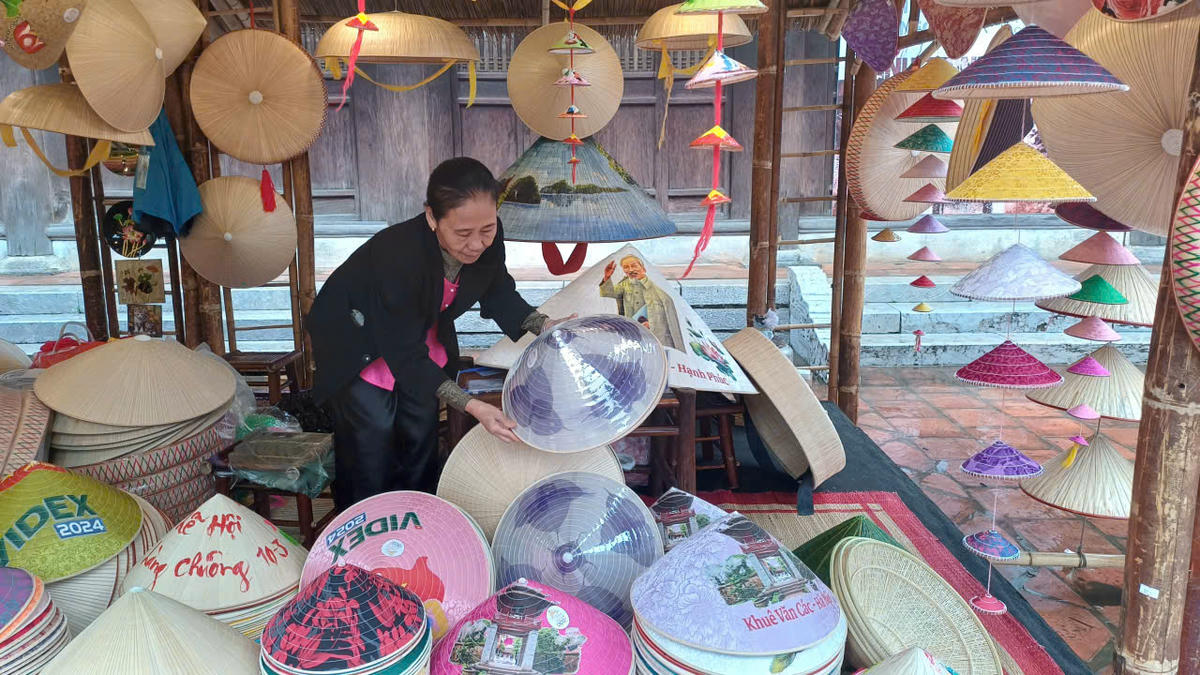 Không gian nón làng Chuông nổi tiếng của Hà Nội. Ảnh: P. Sỹ.