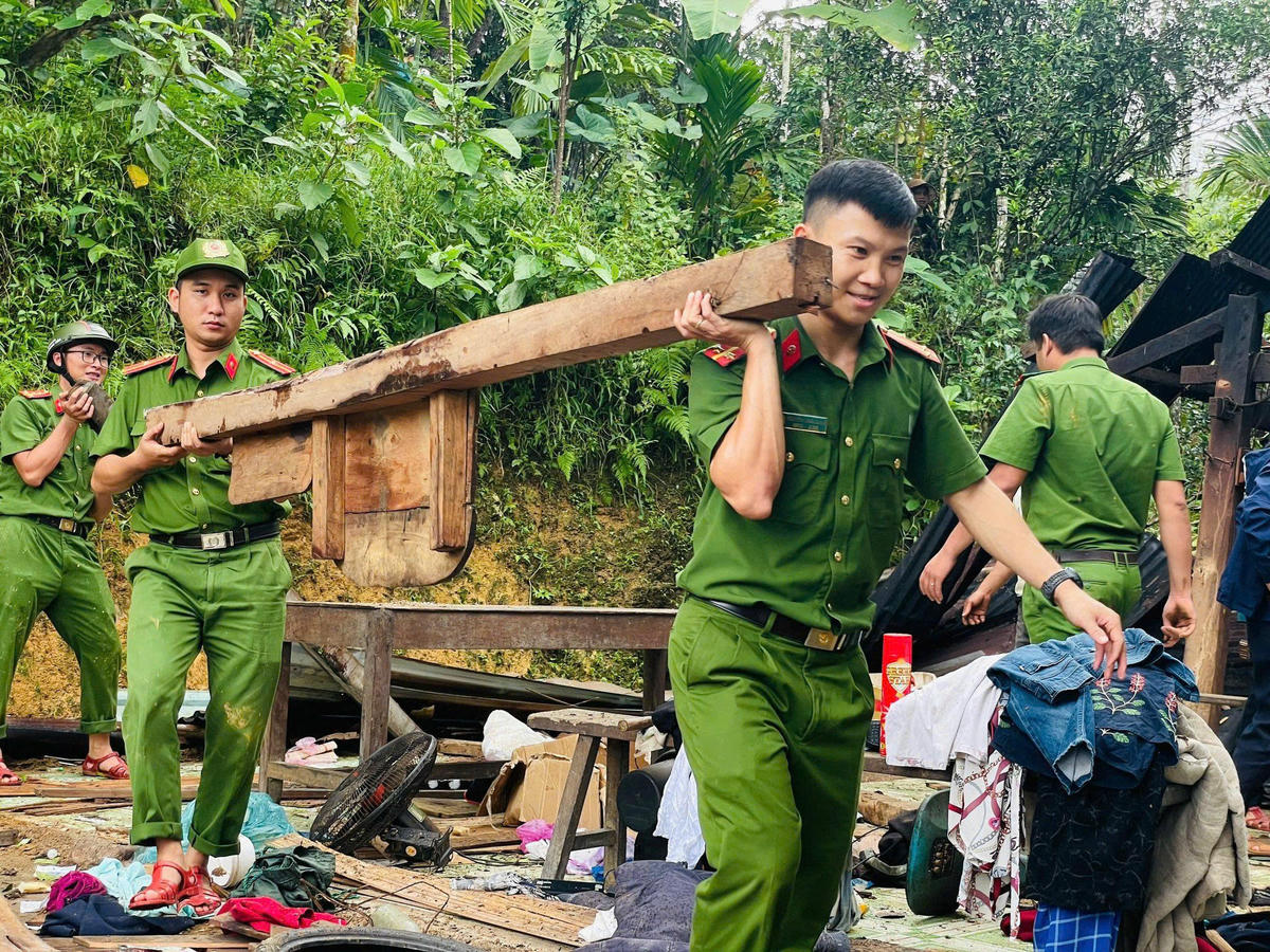 Đã có hơn 50 cán bộ, chiến sĩ, đoàn thanh niên cùng tham gia với người dân dời làng. Ảnh: Dương Ngân.