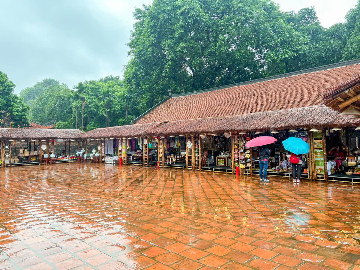 Không gian giới thiệu, quảng bá sản phẩm đặc trưng của các làng nghề tiêu biểu đến từ Hà Nội, Huế, Ninh Bình và Tây Nguyên, giúp công chúng khám phá tinh hoa nghề truyền thống Việt Nam qua bàn tay tài hoa của các nghệ nhân. Ảnh: P. Sỹ.