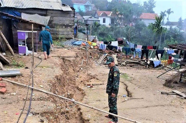 Vết nứt dài hàng trăm mét xuất hiện giữa khu dân cư thôn Trà Vân, xã Tây Trà Bồng. Ảnh: CV.