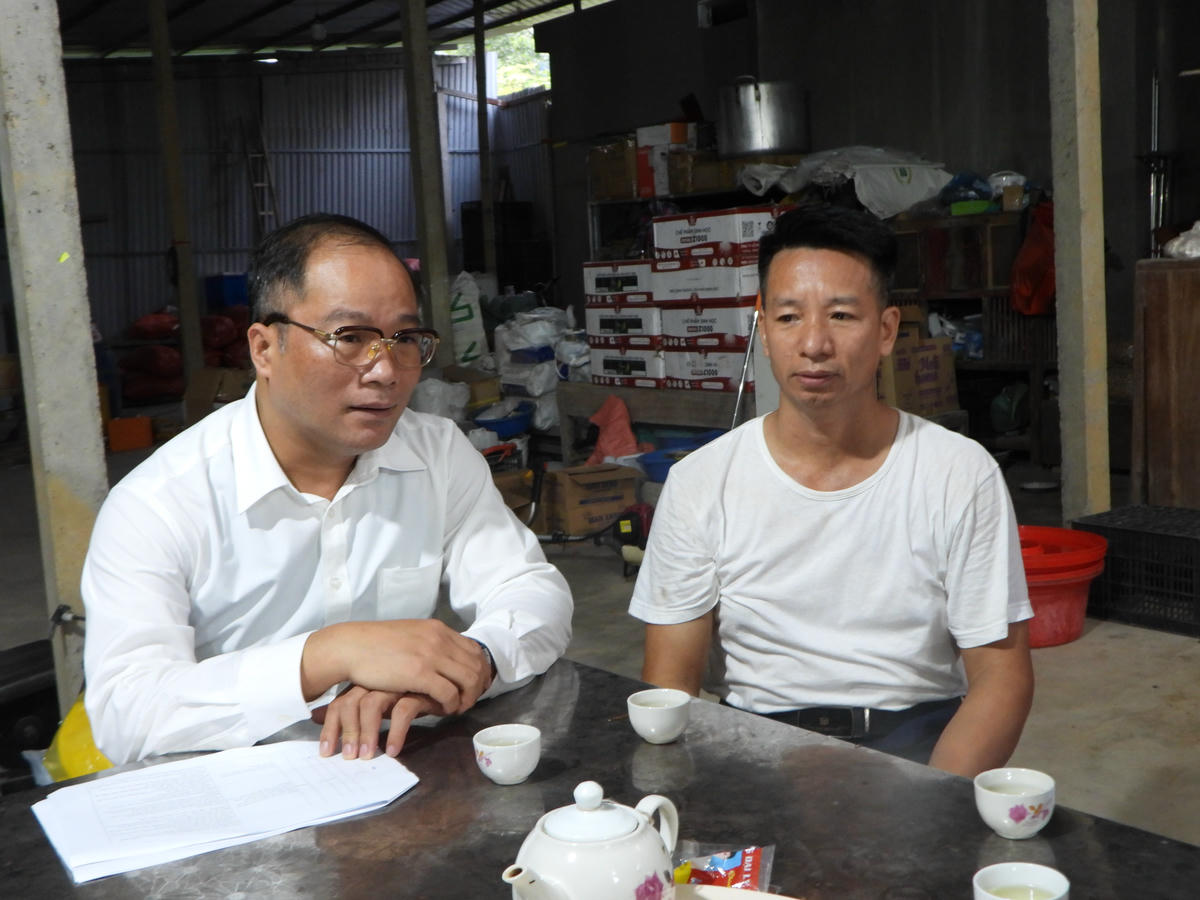 Phó Tổng Biên tập Báo Đại đoàn kết Nguyễn Đăng Khang trao đổi với anh Đoàn Văn Chung. Ảnh: Đ.S.