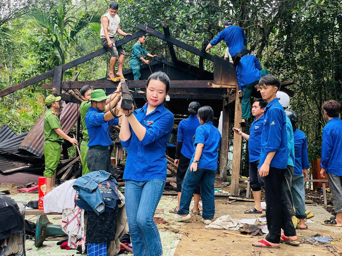 Những đoàn viên thanh niên cũng được huy động tham gia. Ảnh: Dương Ngân.