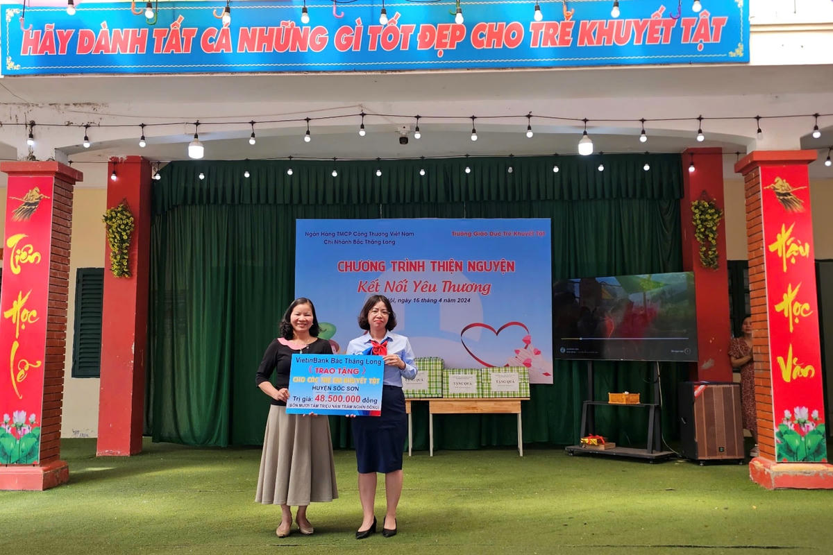 Bà Nguyễn Thị Vân Hà, Phó Giám đốc, Phó Chủ tịch CĐ VietinBank Bắc Thăng Long trao quà cho UBND xã Đa Phúc và Trường giáo dục trẻ khuyết tật Sóc Sơn.