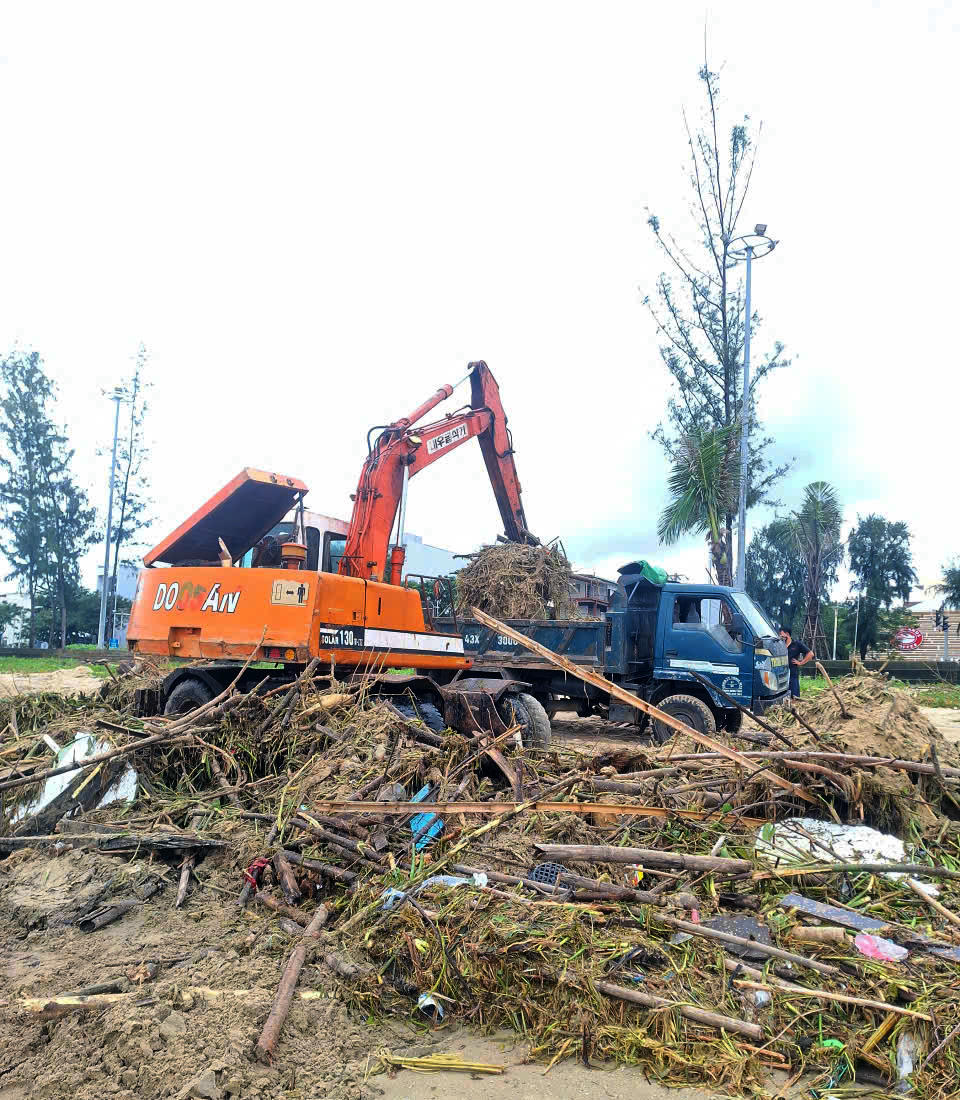 Xí nghiệp Môi trường sông biển trực chiến tại vịnh Đà Nẵng. Ảnh: Nguyễn Tú.