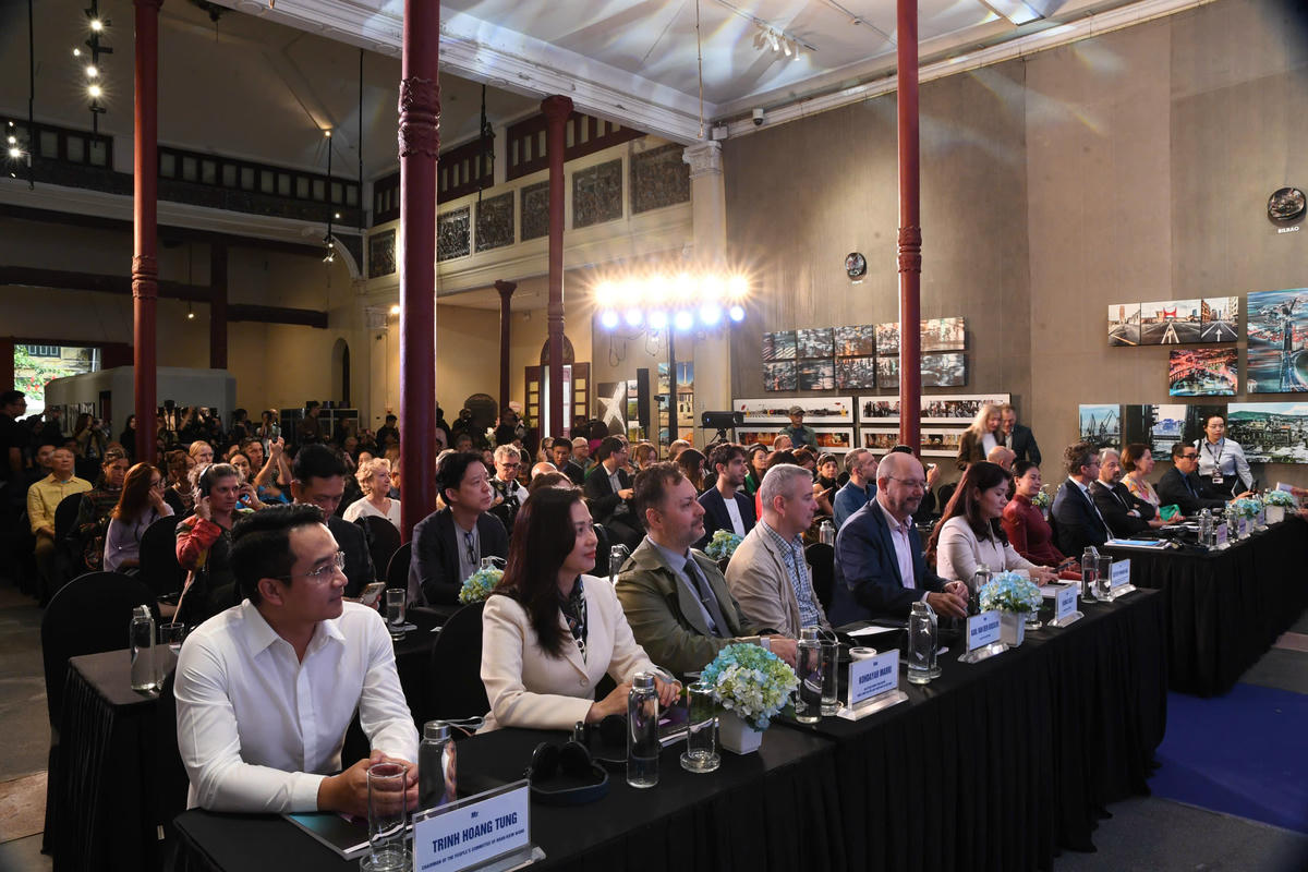 Các đại biểu tham dự lễ khai mạc. Ảnh: Phạm Sỹ.