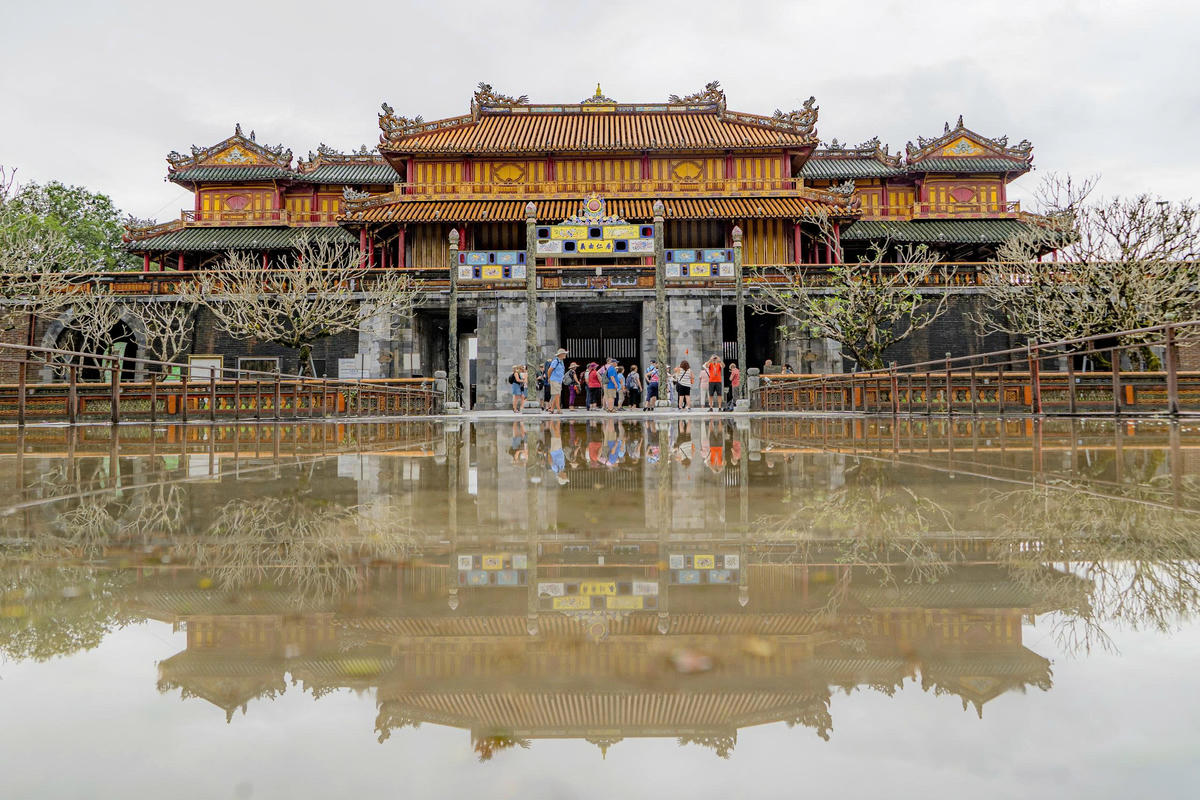 Du khách tham quan tại các điểm di tích. Ảnh Q.H.