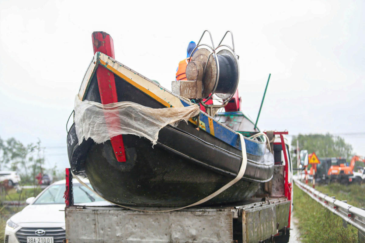 Chính quyền địa phương phối hợp với lực lượng quân đội, công an và dân quân tự vệ để mở rộng lực lượng cứu hộ khi tình hình tiếp tục phức tạp. Ảnh: Cẩm Kỳ 