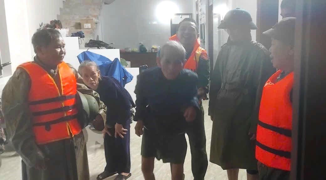 Đến 9h sáng 1/11, xã Cẩm Duệ có 2.900 hộ dân bị ngập lụt, nơi ngập sâu nhất khoảng 2m. Ảnh: CD.