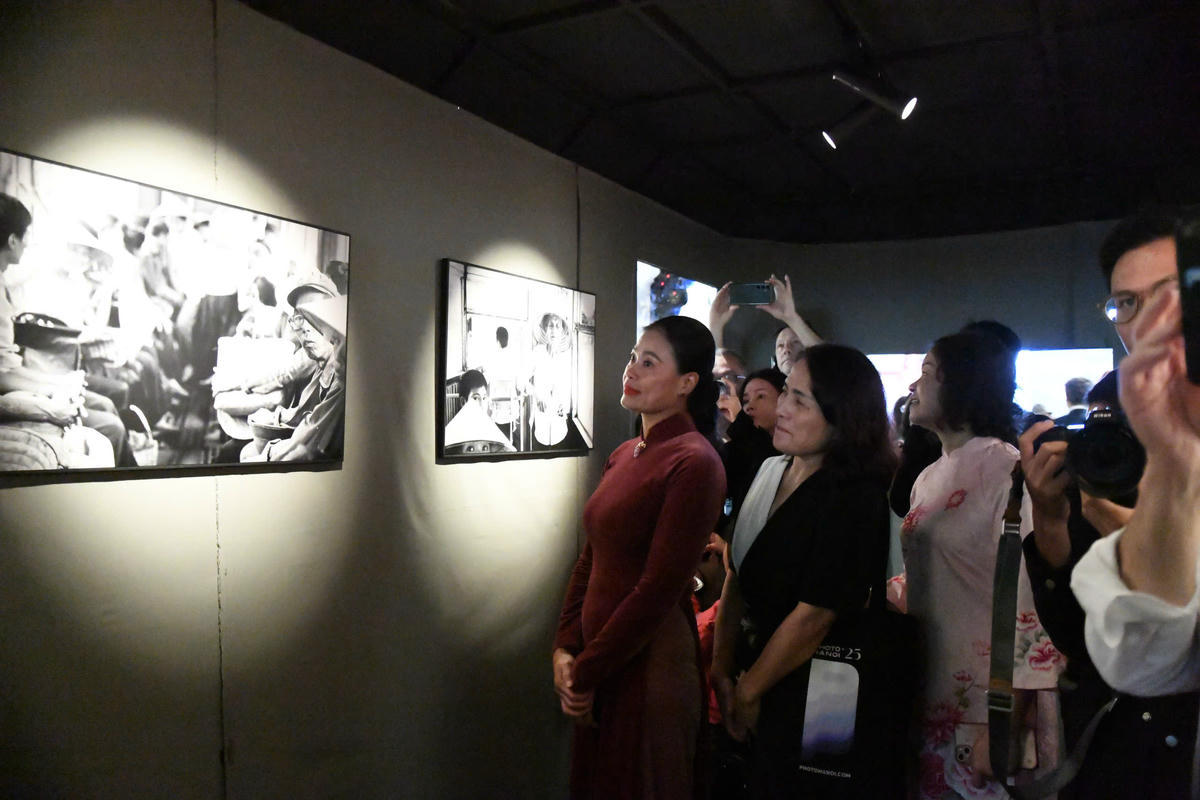 Các đại biểu tham quan triển lãm. Ảnh: Phạm Sỹ.