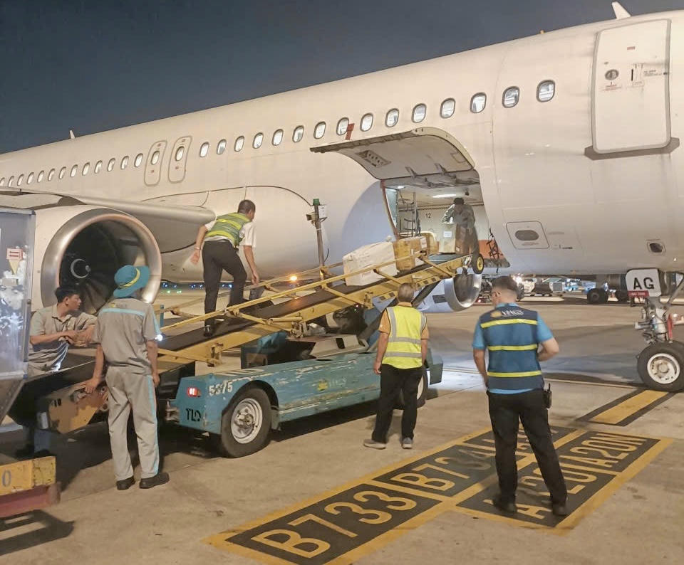 Những kiện hàng nhu yếu phẩm, thuốc men hỗ trợ vùng lũ đầu tiên trên chuyến bay của Vietnam Airlines đã đến Huế