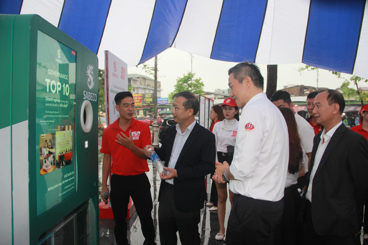 Đại diện lãnh đạo tỉnh Nghệ An tìm hiểu, trải nghiệm máy tái chế thuộc Hành Trình Di Sản của SABECO