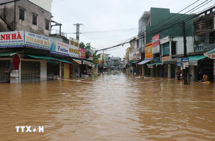 Nước lũ sông Trà Bồng gây ngập sâu khu dân cư trên Quốc lộ 1A xã Bình Sơn, tỉnh Quảng Ngãi ngày 30/10. (Ảnh: Phạm Cường/TTXVN).
