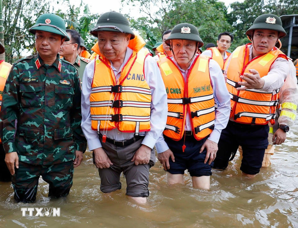 Tổng Bí thư đến vùng bị chia cắt do mưa lũ tại thôn Khuông Phò Đông, xã Quảng Điền, Thành phố Huế (Ảnh: Thống Nhất/TTXVN)