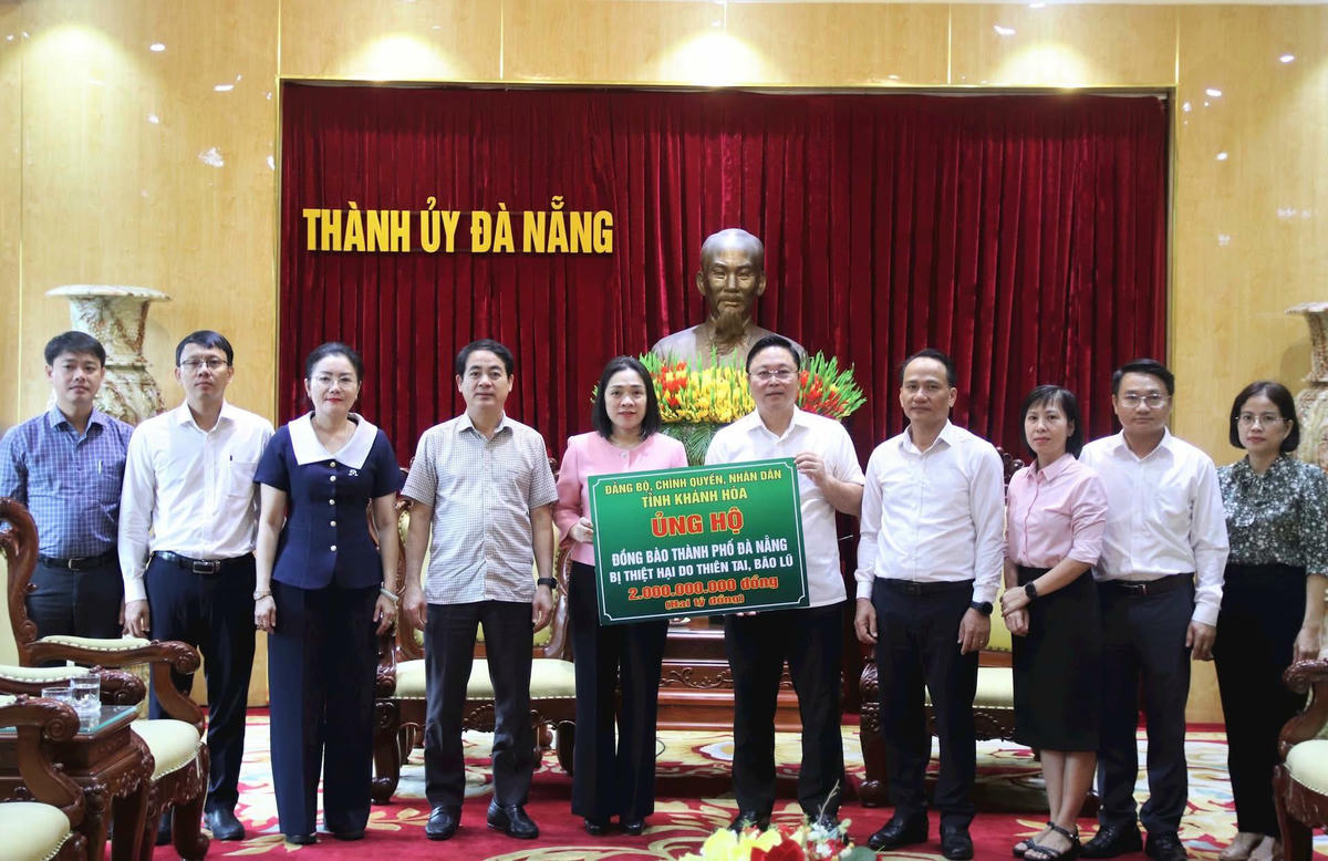 Ông Lê Trí Thanh, Chủ tịch Ủy ban Mặt trận Tổ quốc Việt Nam TP Đà Nẵng nhận bảng biểu trưng ủng hộ của tỉnh Khánh Hòa. Ảnh: Nguyễn Tú.