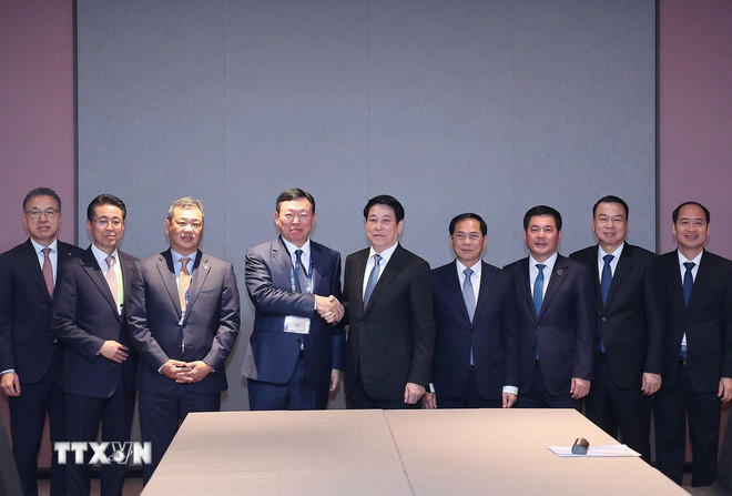 Chủ tịch nước Lương Cường với Chủ tịch Tập đoàn Lotte Shin Dong-bin và các đại biểu. (Ảnh: Lâm Khánh/TTXVN)