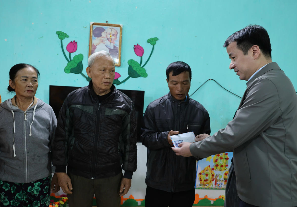 Phó Bí thư Đảng ủy MTTQ, các đoàn thể Trung ương Ngô Văn Cương trao hỗ trợ cho người dân tại xã Tân Yên, tỉnh Bắc Ninh.