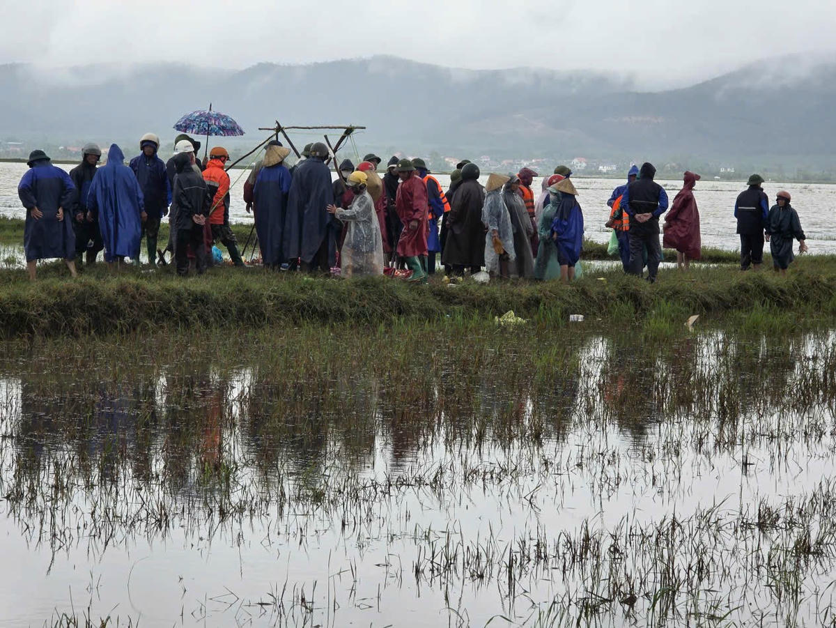 Đã tìm thấy thi thể nam thanh niên mất tích khi đi thả lưới đánh cá. Ảnh: UB.