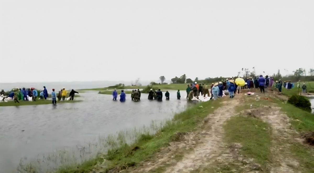 Hàng trăm người dân, lực lượng chức năng được huy động khắc phục sự cố. Ảnh: TK.