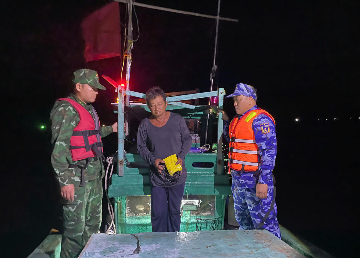 Thuyền trưởng tàu cá KG 31397 TS cùng tang vật vi phạm. Ảnh: Bộ Tư lệnh Vùng Cảnh sát biển 4.