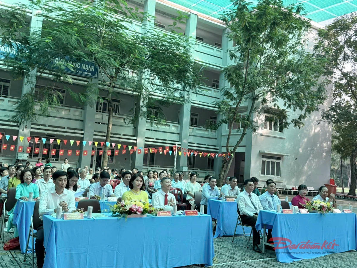 Quang cảnh ngày hội đại đoàn kết toàn dân tộc ở phường Phú Định sáng 2/11. Ảnh: Hồng Phúc.