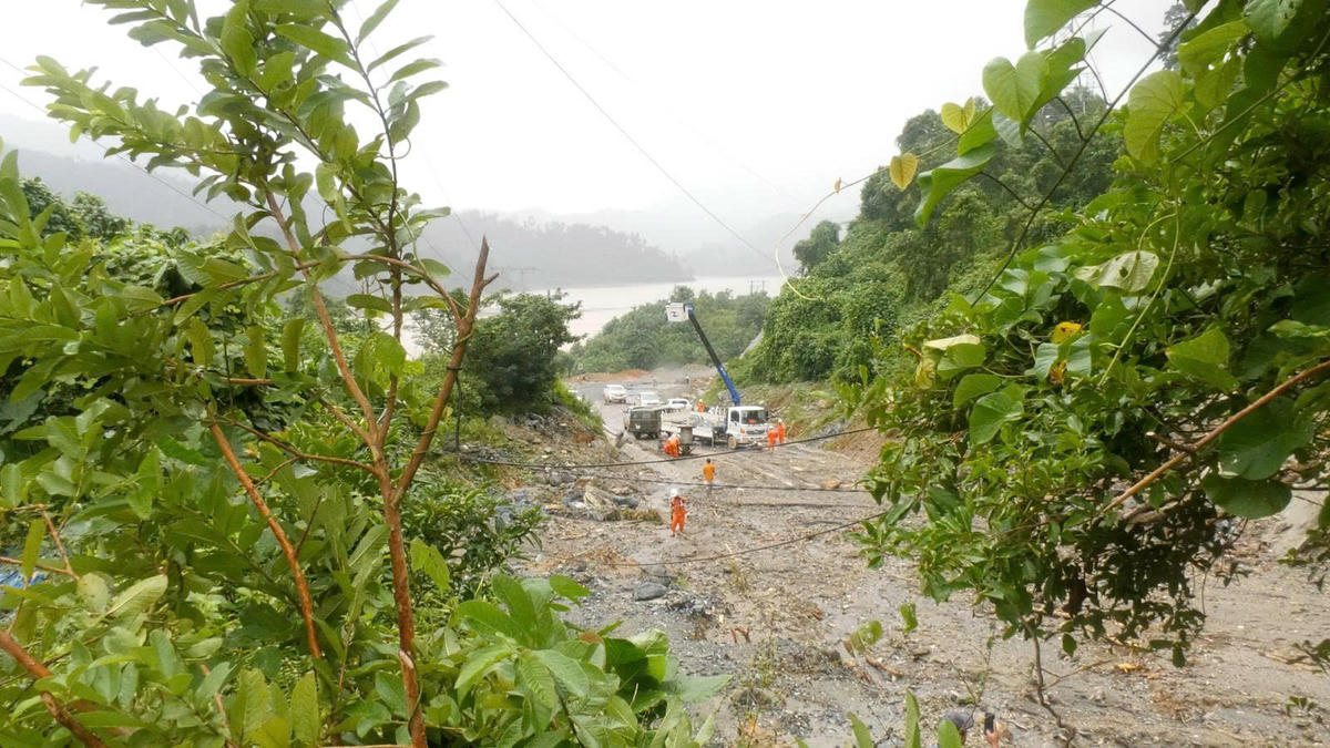 Tiếp cận các khu vực bị chia cắt để xử lý sự cố điện. Ảnh: Đức Lâm.