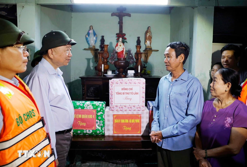 Tổng Bí thư Tô Lâm thăm hỏi và tặng quà cho người dân vùng lũ bị chia cắt do mưa lũ tại thôn Khuông Phò Đông, xã Quảng Điền, Thành phố Huế (Ảnh: Thống Nhất/TTXVN)