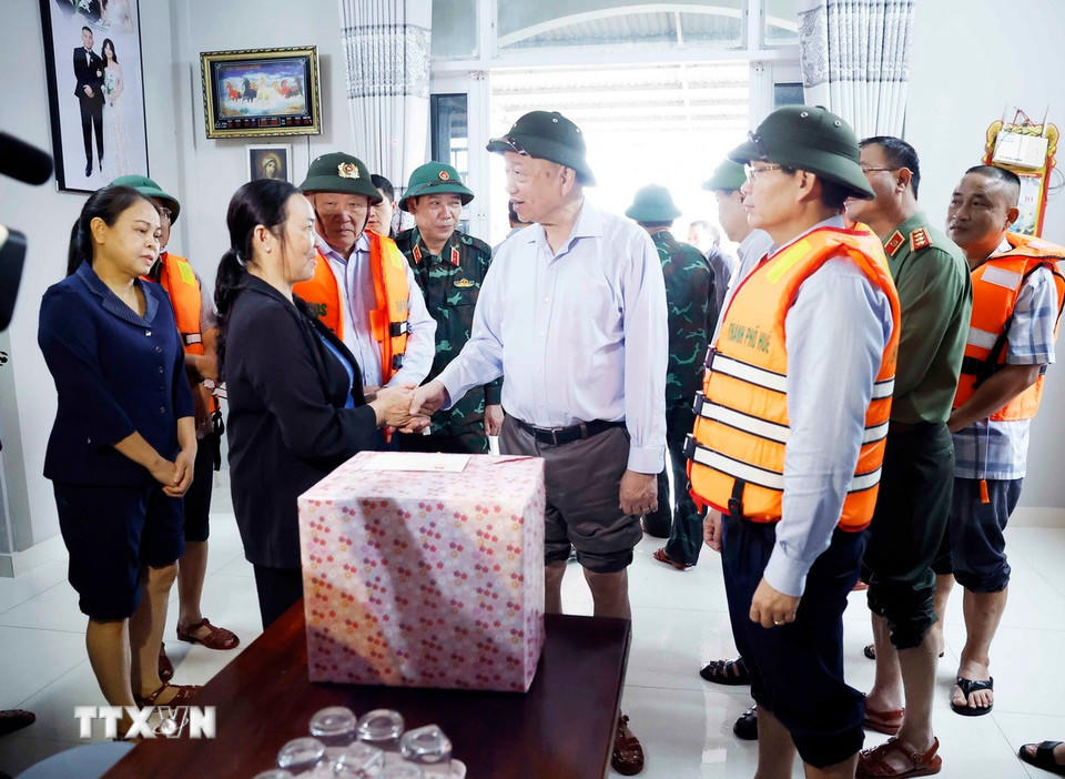 Tổng Bí thư Tô Lâm thăm hỏi và tặng quà người dân vùng bị chia cắt do mưa lũ tại thôn Khuông Phò Đông, xã Quảng Điền, Thành phố Huế ( Ảnh: Thống Nhất/TTXVN)