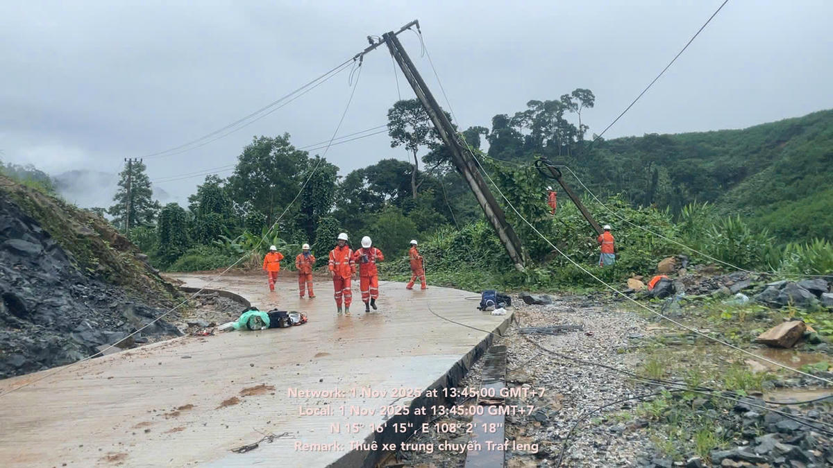 Lực lượng công nhân điện lực khắc phục sự cố tại xã Trà Leng. Ảnh: Đức Lâm.