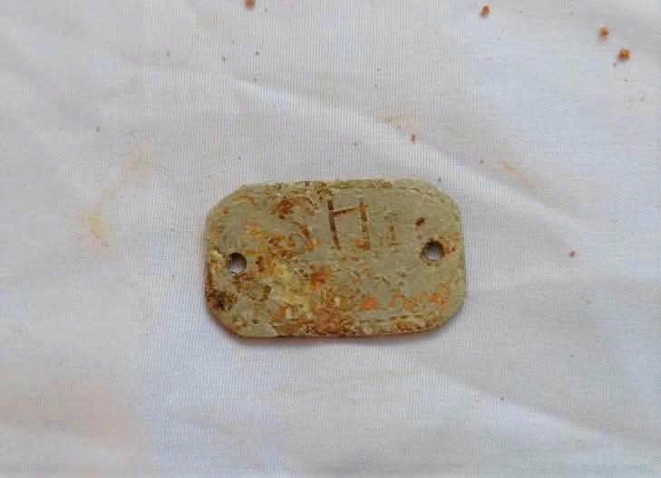 Di vật phát hiện cùng với hài cốt liệt sĩ số 2. Ảnh: ĐQT.