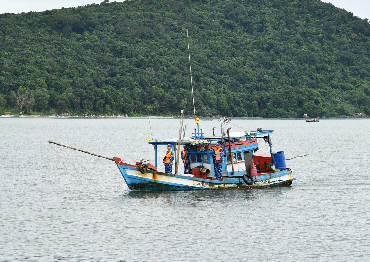 Lực lượng chức năng đang dẫn giải tàu vi phạm về cảng Hải đội 401 tại đặc khu Phú Quốc. Ảnh: Bộ Tư lệnh Vùng Cảnh sát biển 4.