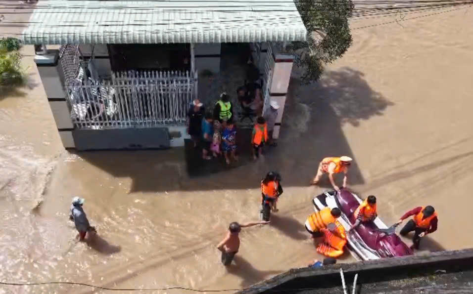 CSGT Lâm Đồng vào tận nơi ngập lụt hỗ trợ người dân. Ảnh:CA.