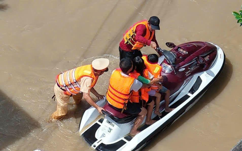 CSGT Lâm Đồng đưa trẻ em ra khỏi vùng ngập lụt. Ảnh: CA.