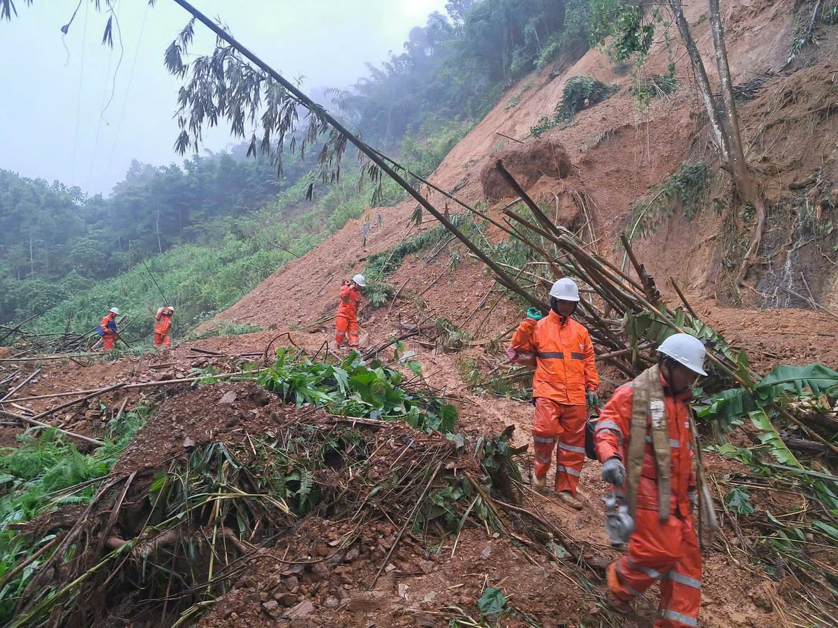Công nhân điện lực tiếp cận các khu vực bị chia cắt. Ảnh: Đức Lâm.