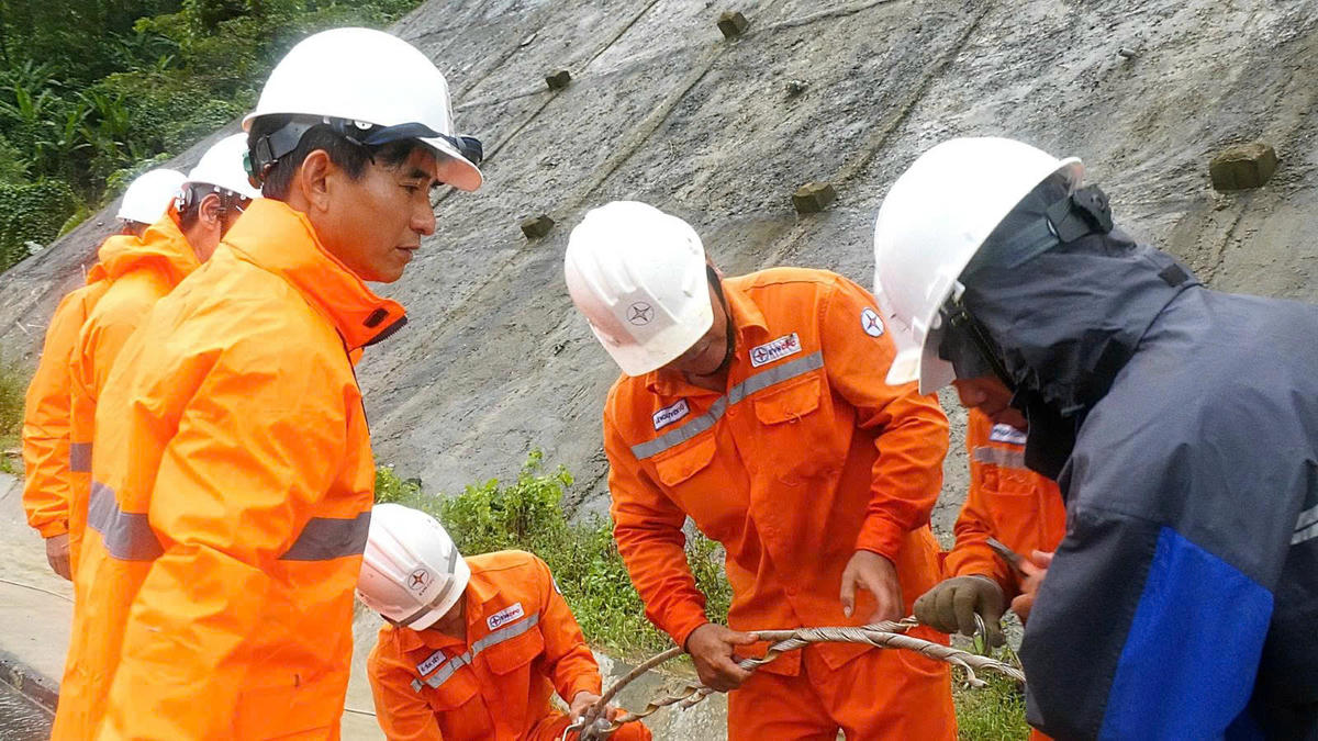 Lực lượng công nhân điện lực sửa chữa tại hiện trường. Ảnh: Đức Lâm.