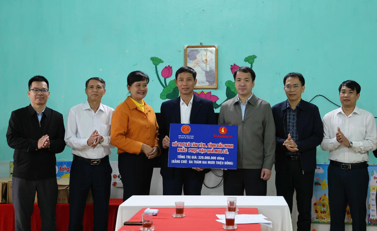 Ông Ngô Văn Cương, Phó Bí thư Đảng ủy MTTQ, các đoàn thể Trung ương trao hỗ trợ cho xã Tân Yên, tỉnh Bắc Ninh.