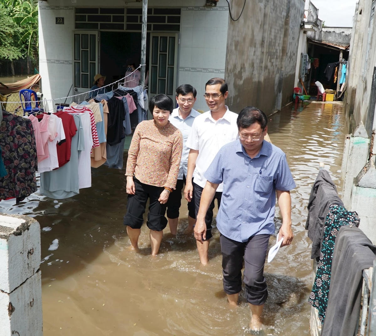 Bà Phạm Thị Phúc, Phó Bí thư Tỉnh ủy, Chủ tịch Ủy ban MTTQ Việt Nam tỉnh Lâm Đồng cùng đoàn công tác trực tiếp đến thăm hỏi, trao quà và tiền hỗ trợ cho các hộ dân ở xã Lương Sơn còn bị ngập sâu. (ảnh CTV)